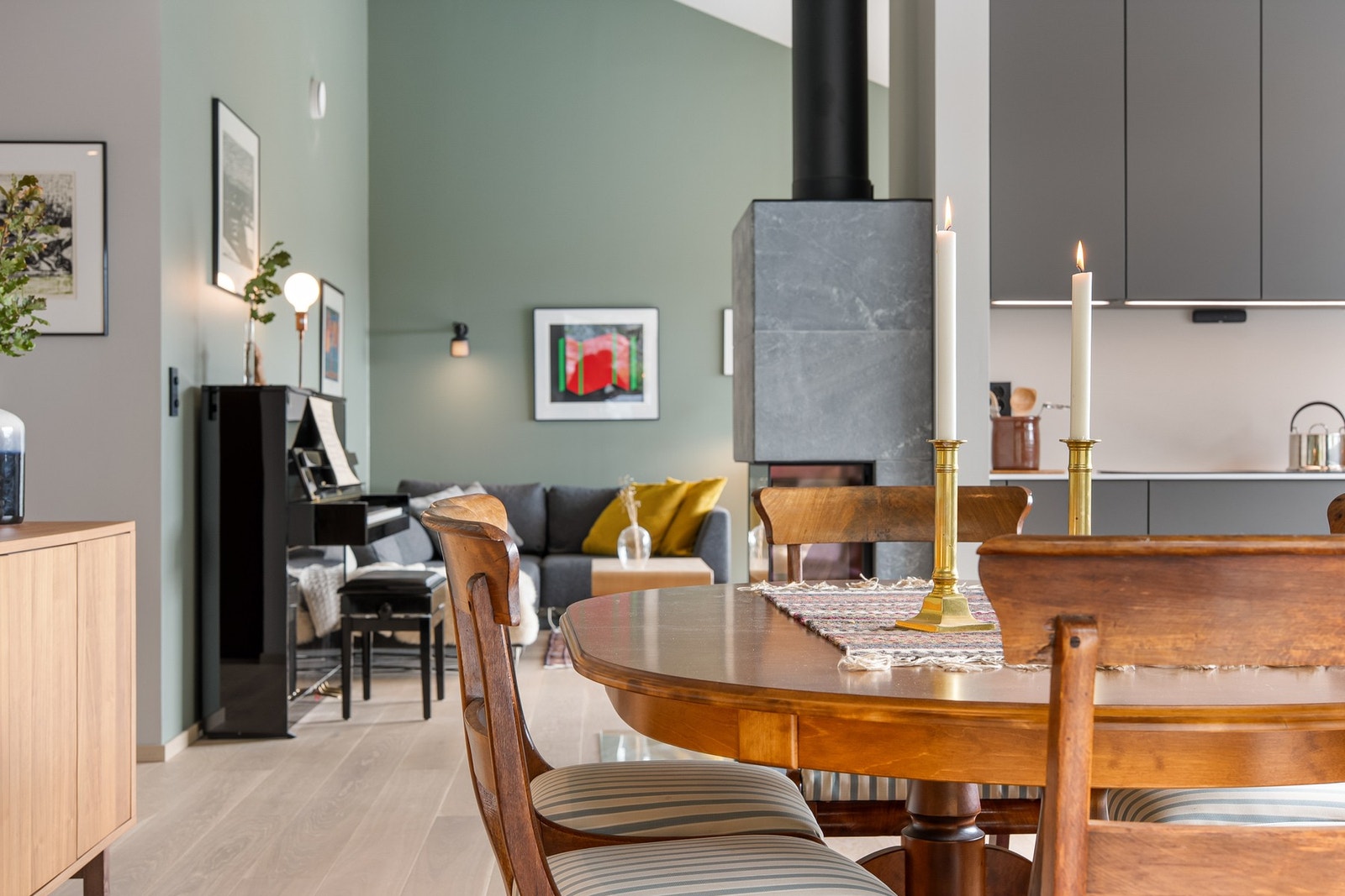 Stuen er lys og luftig der takhøyden gir en opplevelse lys og luft. Galleribilde