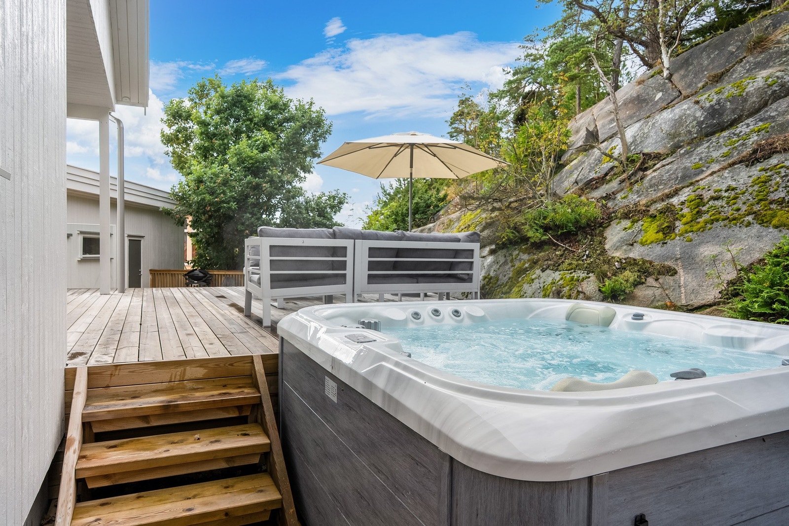 På husets bakside ligger en skjermet Jacuzzi. Galleribilde