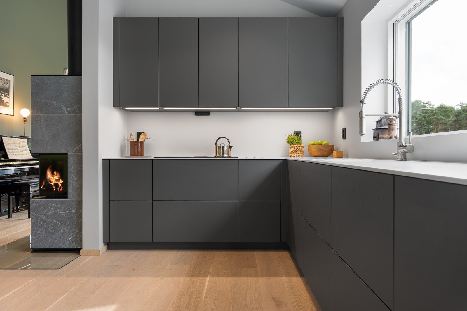 En stor, elegant og velutstyrt kjøkkeninnredning fra Rotpunkt - med rette, rene linjer. Galleribilde