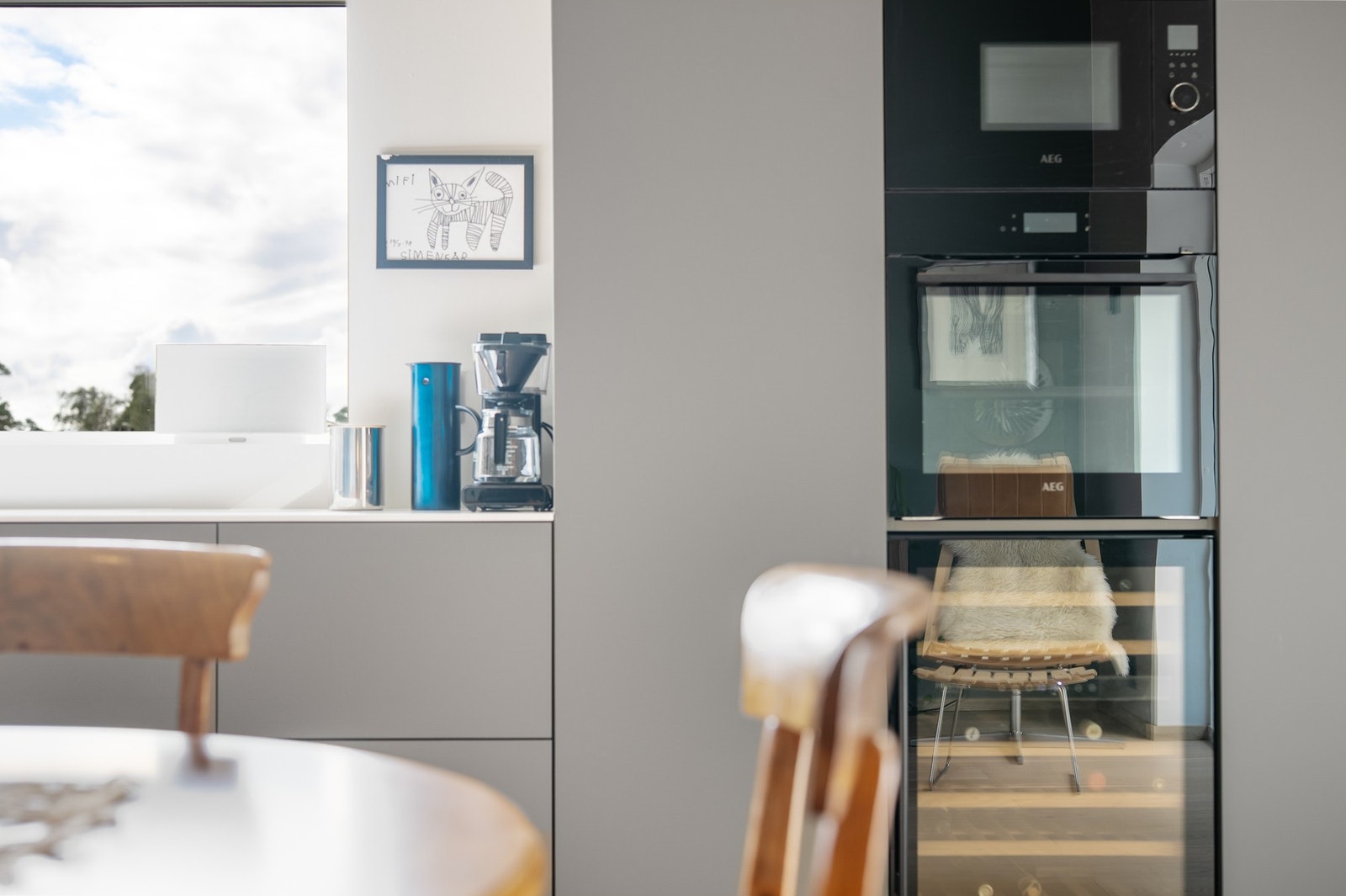 Stekeovn og micro i god arbeidshøyde - plassert over vinskapet. Galleribilde