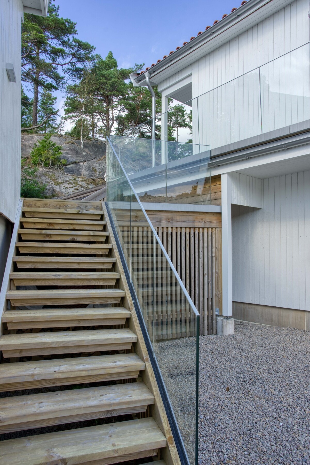 Trapp fra gårdsplass til terrassen i øvre plan. Galleribilde