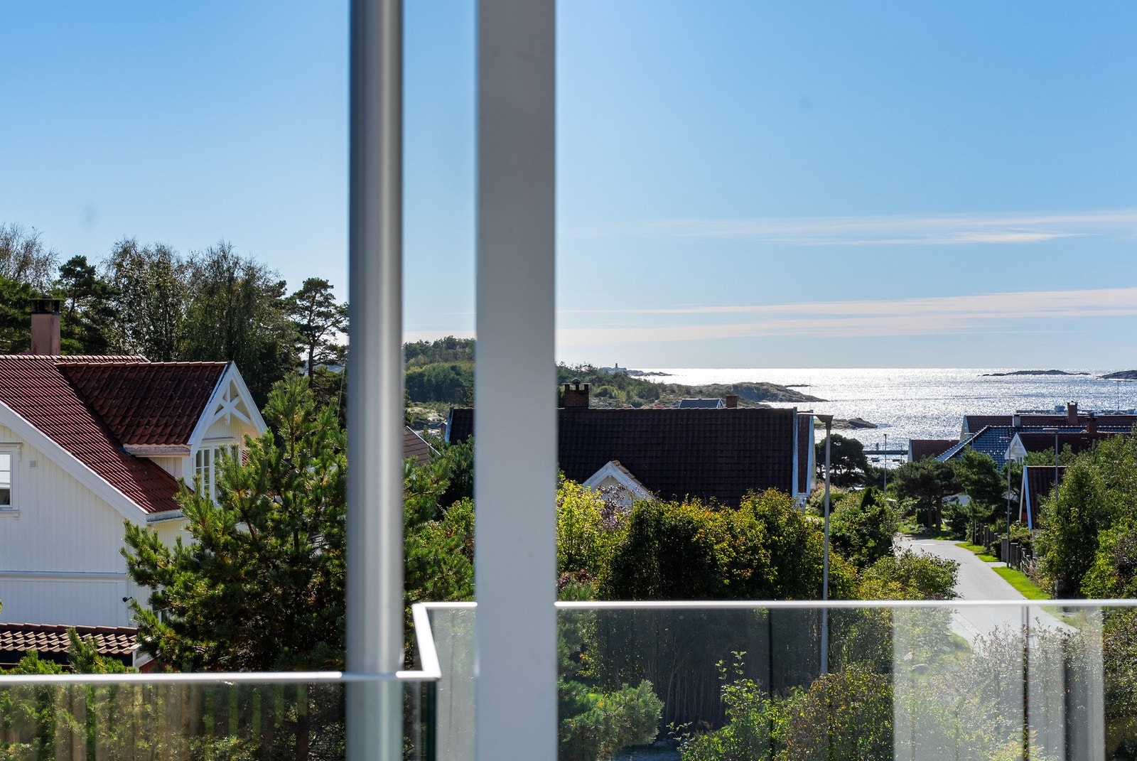 En sjarmerende utsikt til sjøen fra verandaen. Galleribilde