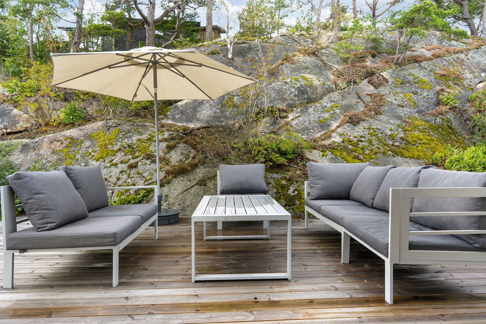 Uteplassen ut fra spisestue og kjøkken. Galleribilde