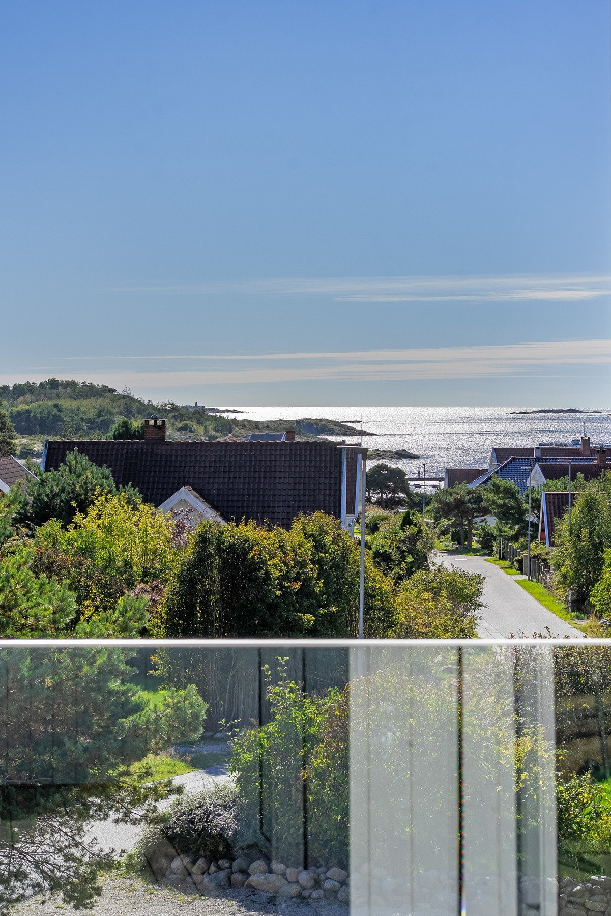 Utsikten kan nytes fra verandaen, men også innenfra gjennom glassrekkverket. Galleribilde