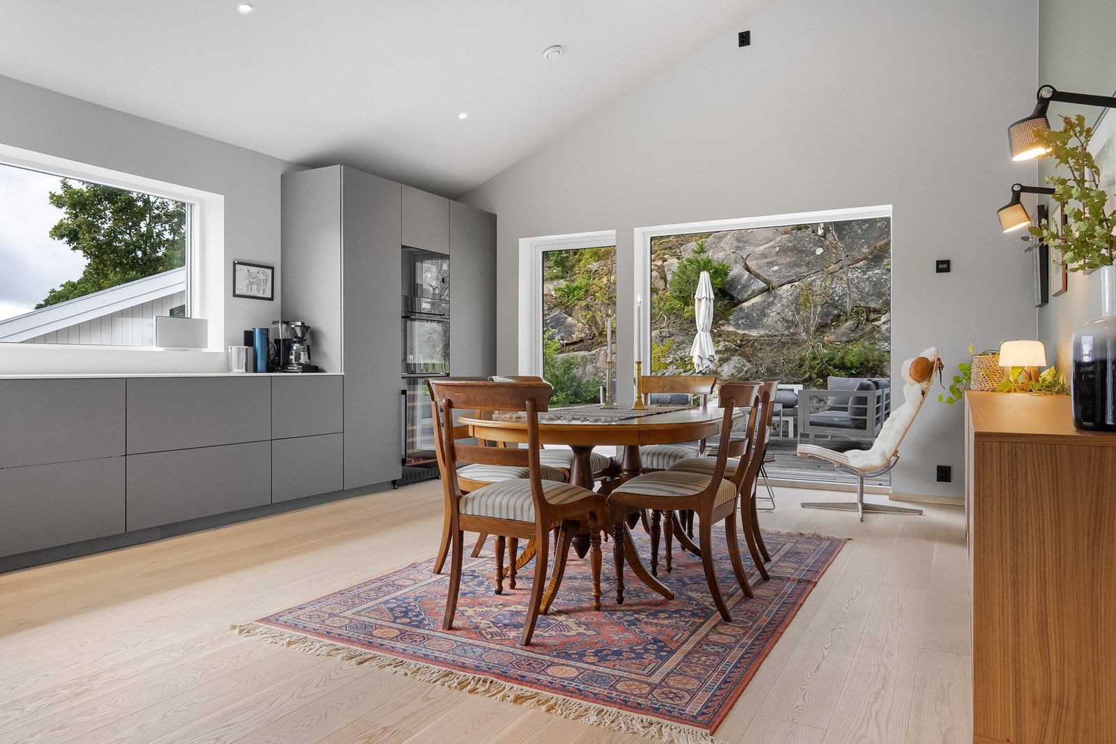 Store lysåpninger inn mot den ugenerte uteplassen på baksiden av huset. Galleribilde