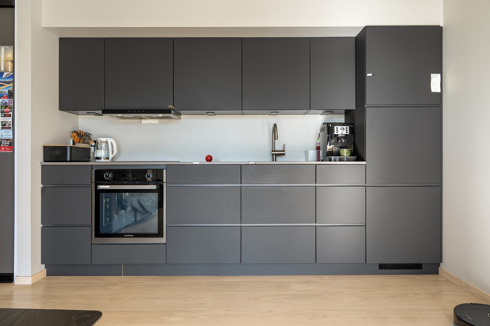 I boligens utleiedel: Kjøkkeninnredning fra Kvik med oppvaskmaskin, stekeovn, keramisk topp og kjøl/frys. Galleribilde