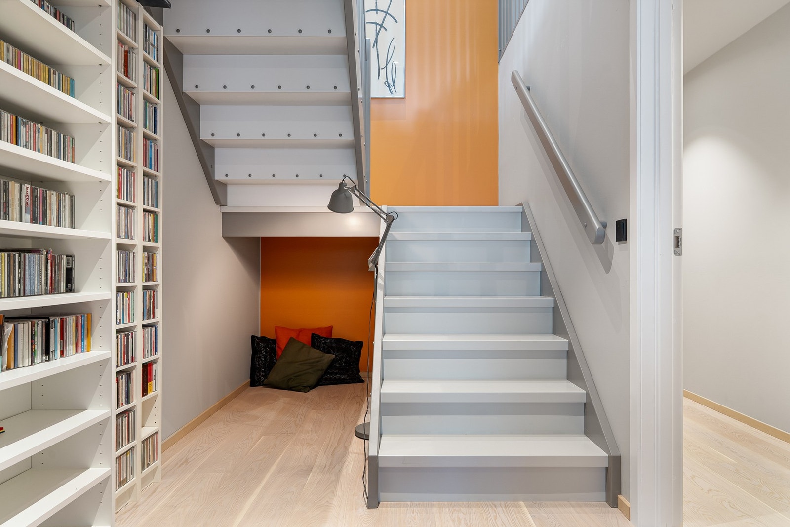 Under trappen ned til hoveddelens underetasje gir rom for en liten lesekrok, eller til oppbevaring. Galleribilde