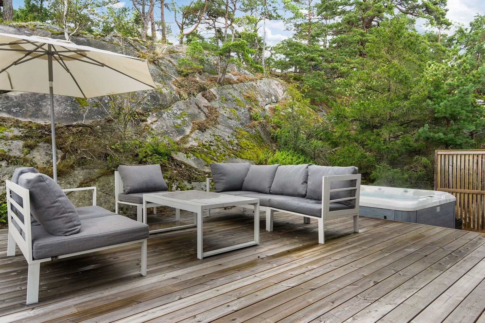 Uteplassen på husets bakside. Galleribilde