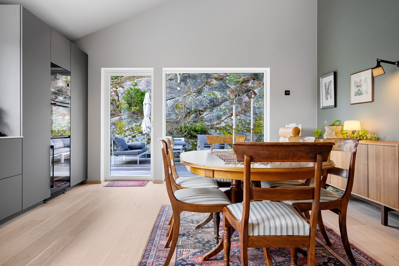 Fjellet fremstår som et grafisk element i interiøret. Galleribilde