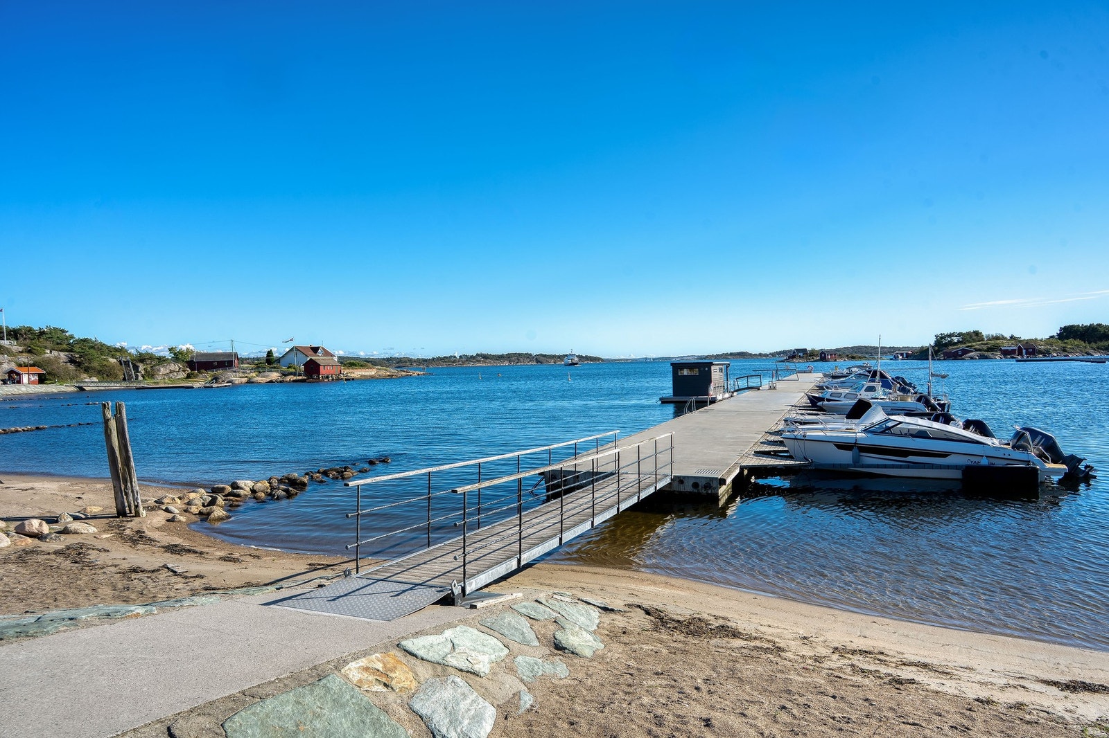 Småbåthavna ved bystranda. Galleribilde