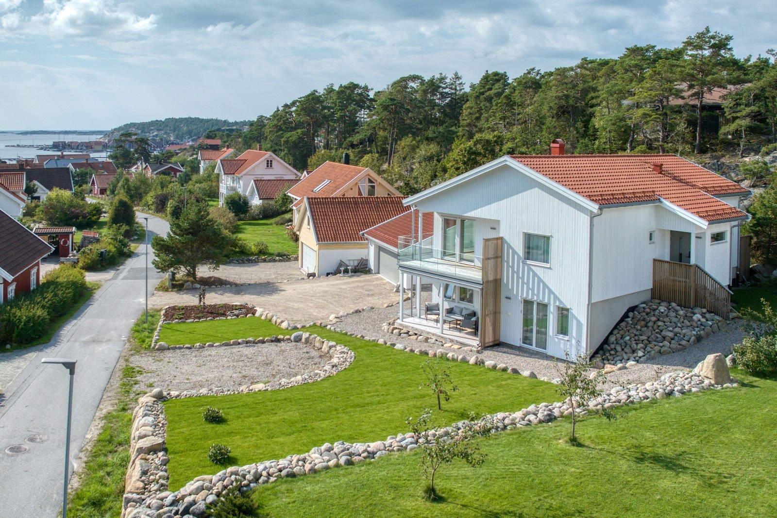 Fasade og hage mot øst. Galleribilde