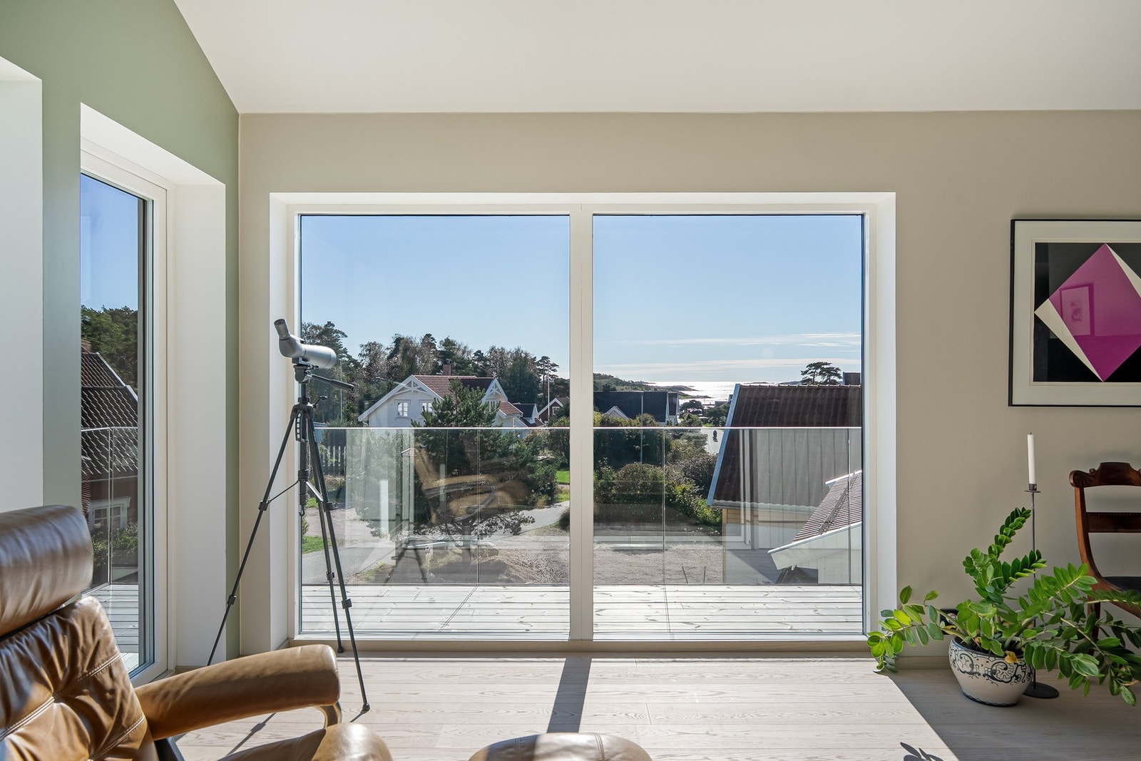 Fra stuen kan du se vannspeilet i båthavna og havet lenger ut. Galleribilde