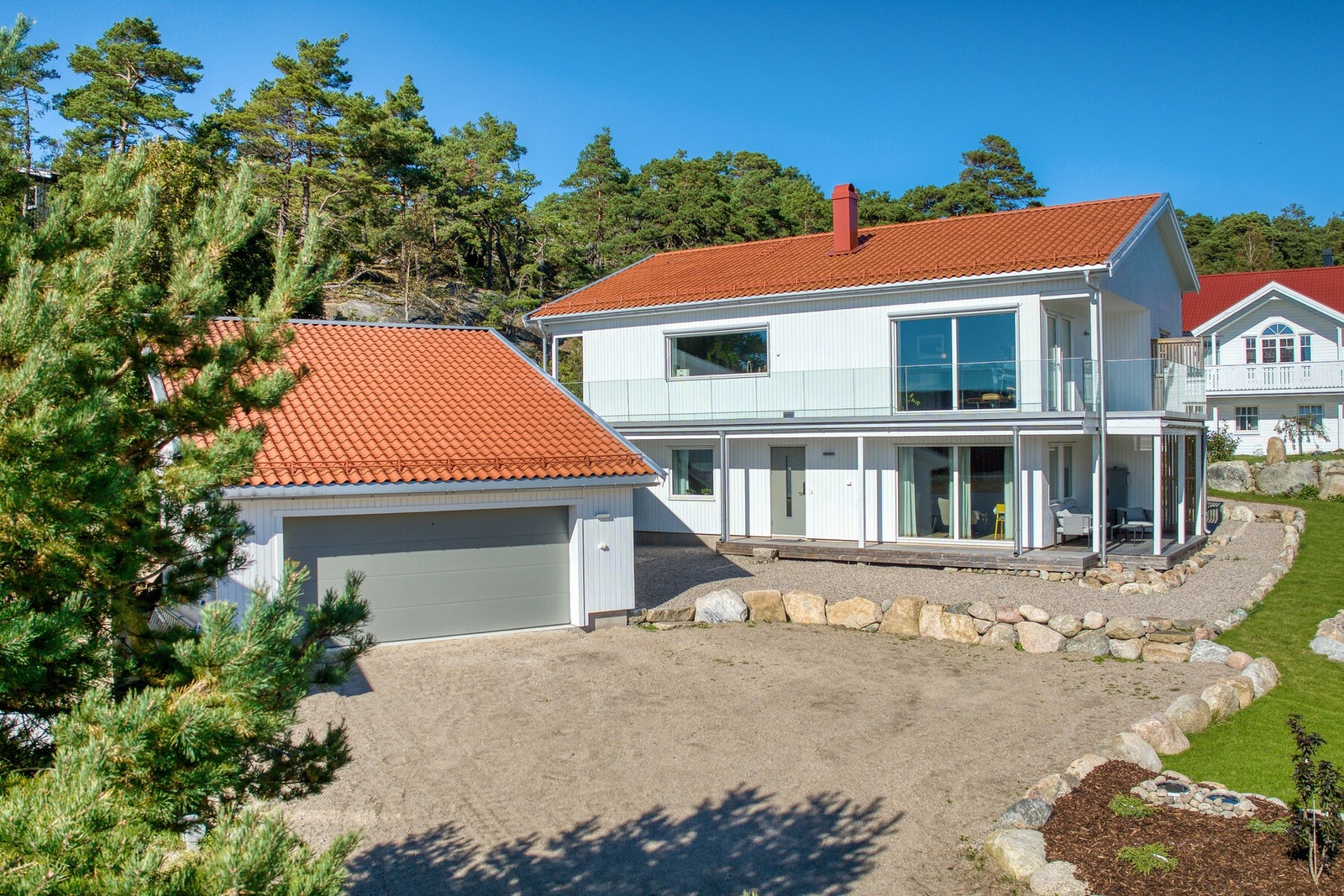 Gilboveien 20 - en innholdsrik enebolig med godkjent utleiedel og dobbel garasje. Tegnet av arkitekt Tor Gerhard Hoffgaard. Galleribilde