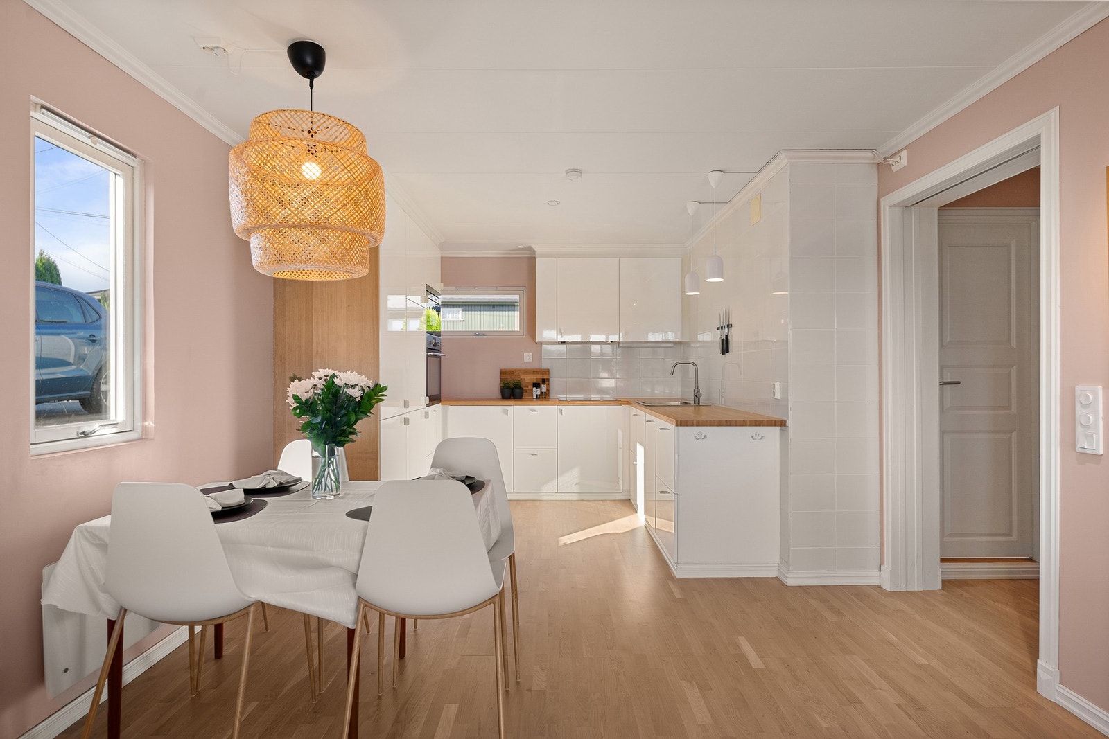 God plass til spisegruppe mellom stue og kjøkken. Galleribilde