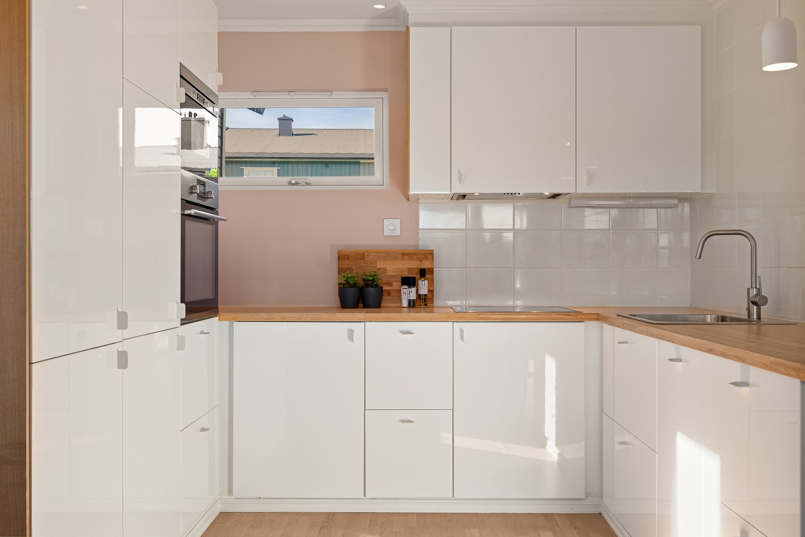 Kjøkkeninnredning i hvit høyglans fra IKEA. Galleribilde