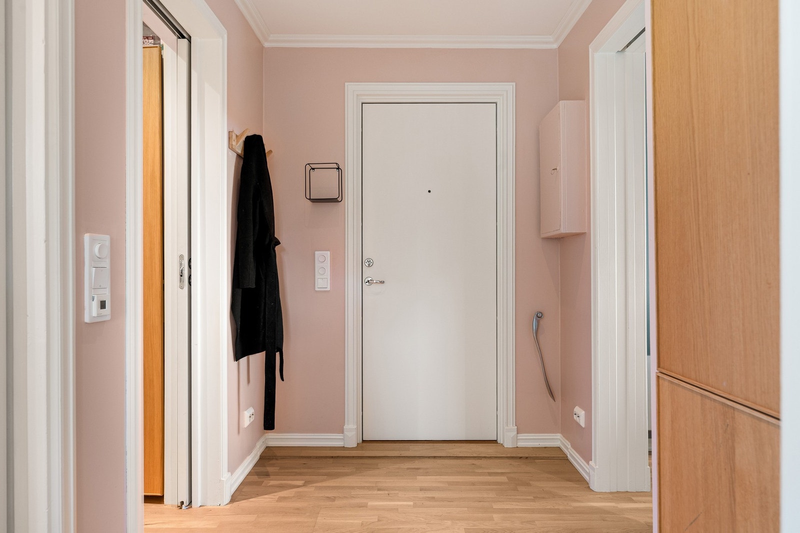 Det er direkte adkomst fra gangen til en praktisk bod med plassbygd garderobe. Galleribilde