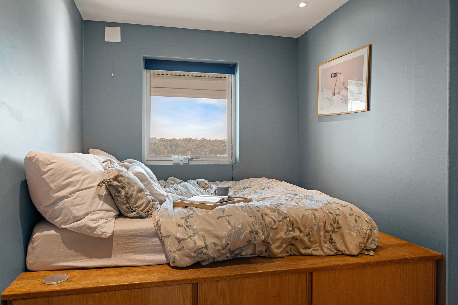 Soverom med praktisk lagringsplass under sengen. Galleribilde