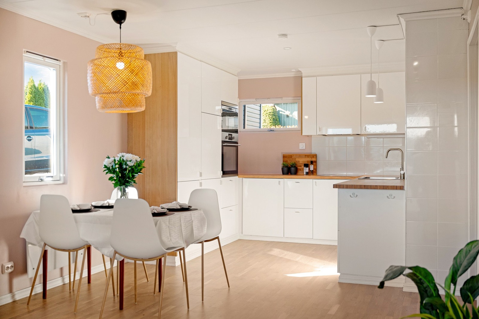 Høyskap på kjøkkenet utnytter plassen og gir godt med lagringsplass. Galleribilde