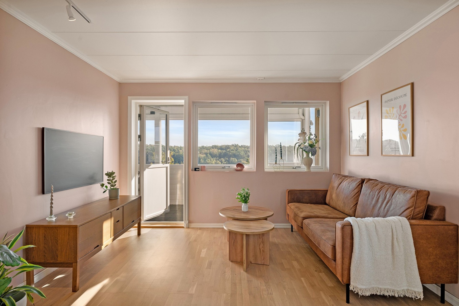 Fra stua er det utgang til en innglasset balkong Galleribilde