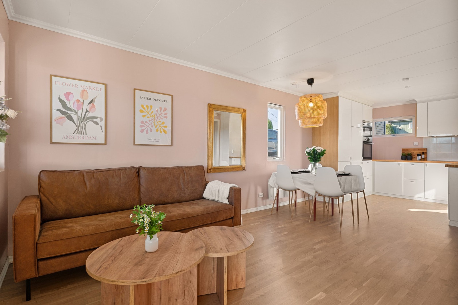 Åpen løsning mellom stue og kjøkken. Galleribilde