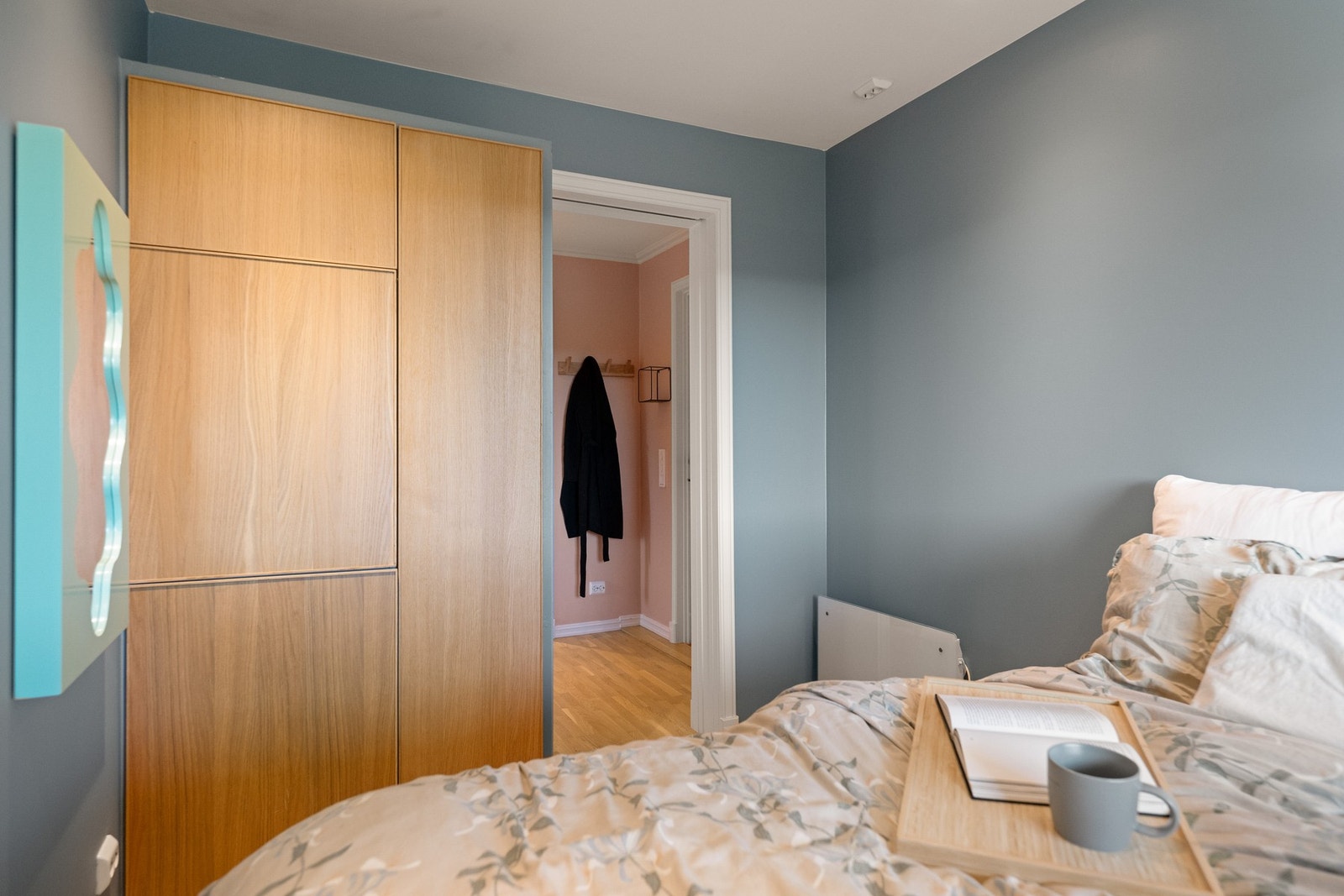 Praktisk og stilig plassbygd skap på soverommet. Galleribilde