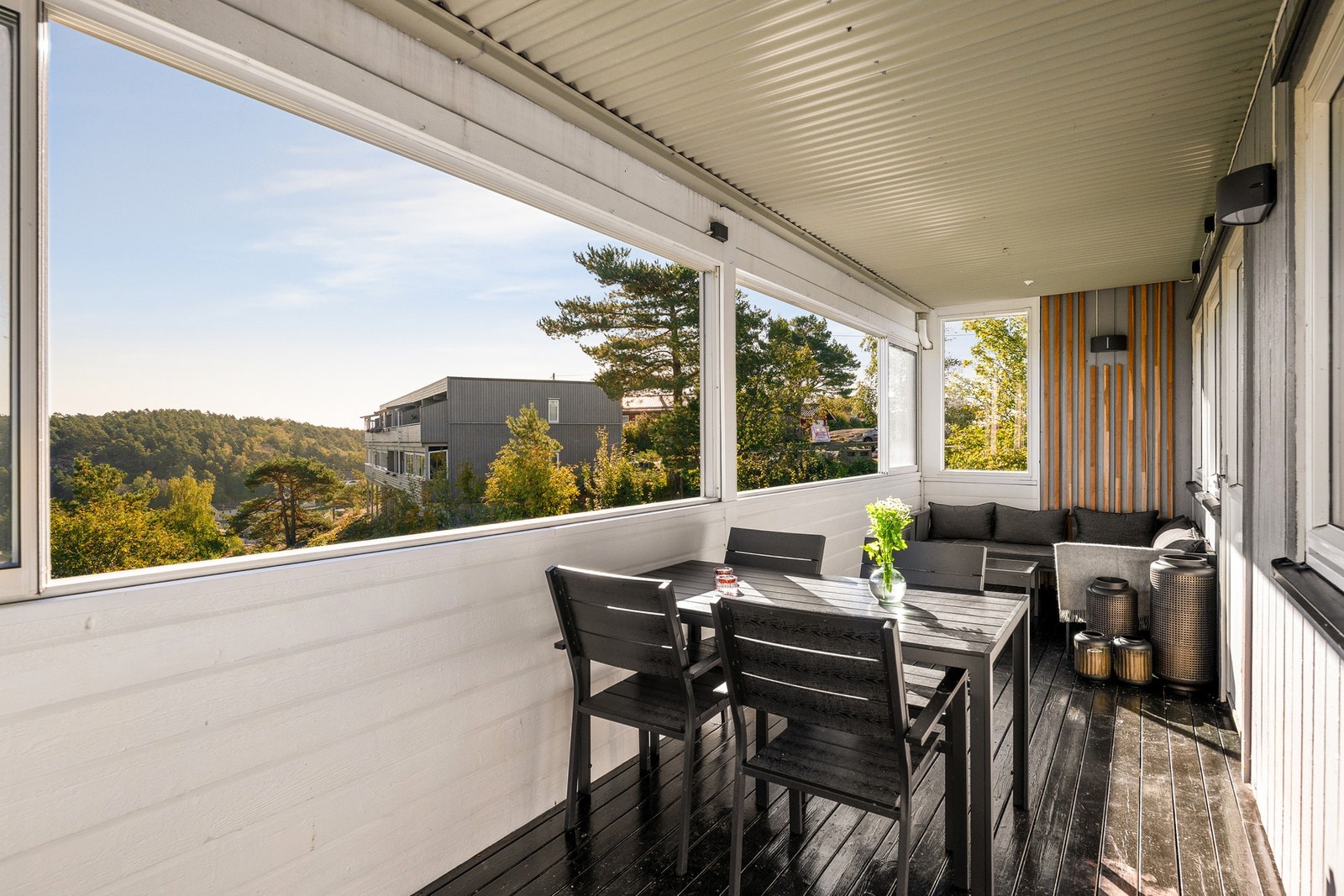 Balkongen har god plass til møbler. Galleribilde