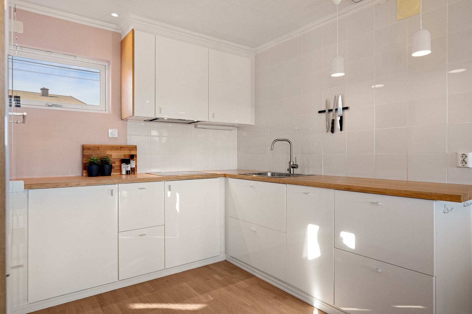 Kjøkkenet er fra 2020 og har integrert platetopp, stekeovn, avtrekksvifte, micro, kombinert kjøl-/fryseskap og oppvaskmaskin. Galleribilde