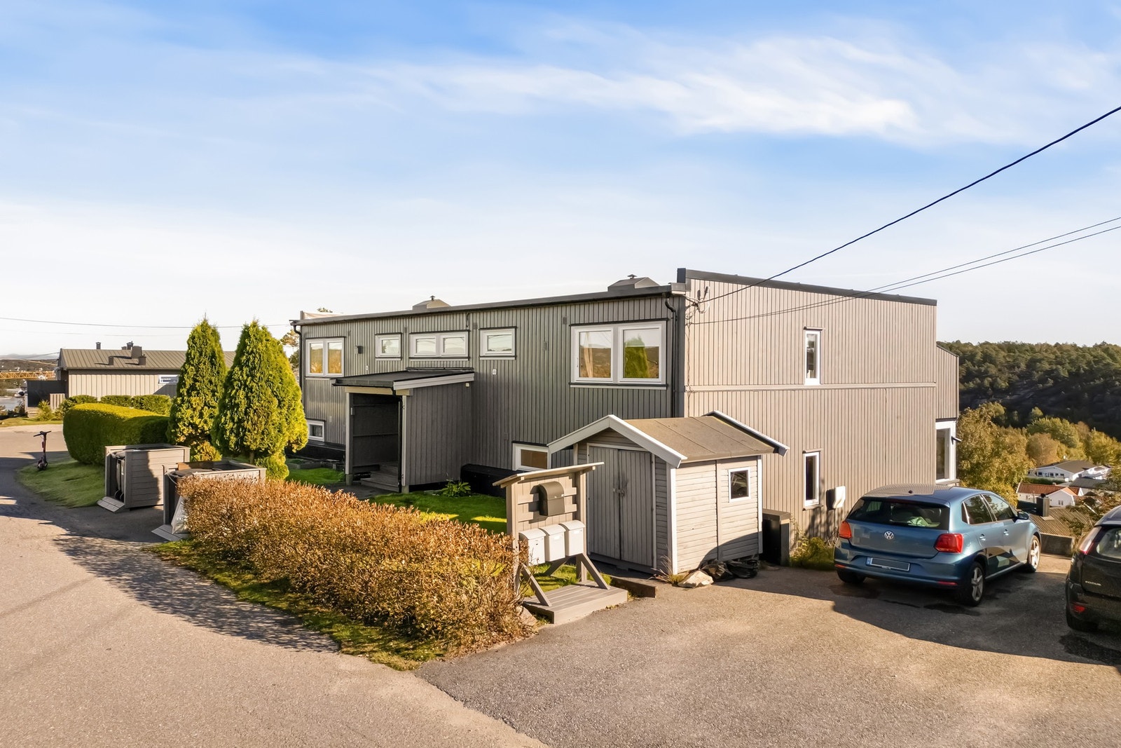 Biloppstillingsplass med elbil lader like utenfor leiligheten. Galleribilde