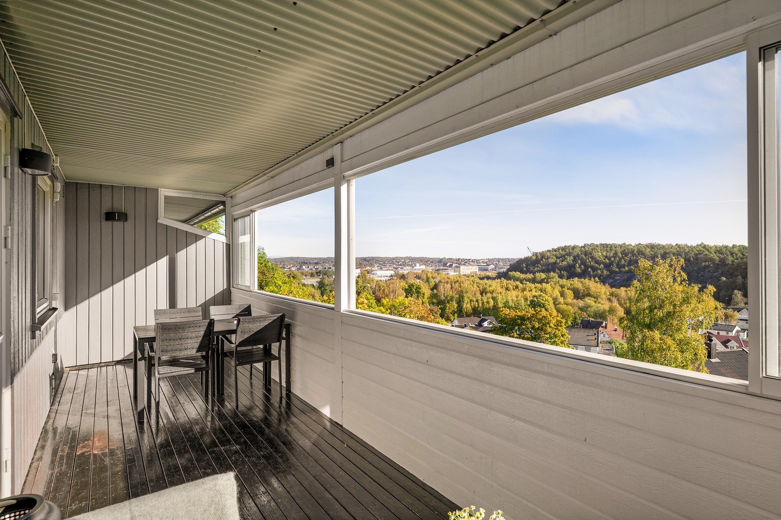 Balkongen er på ca. 14 m². Galleribilde