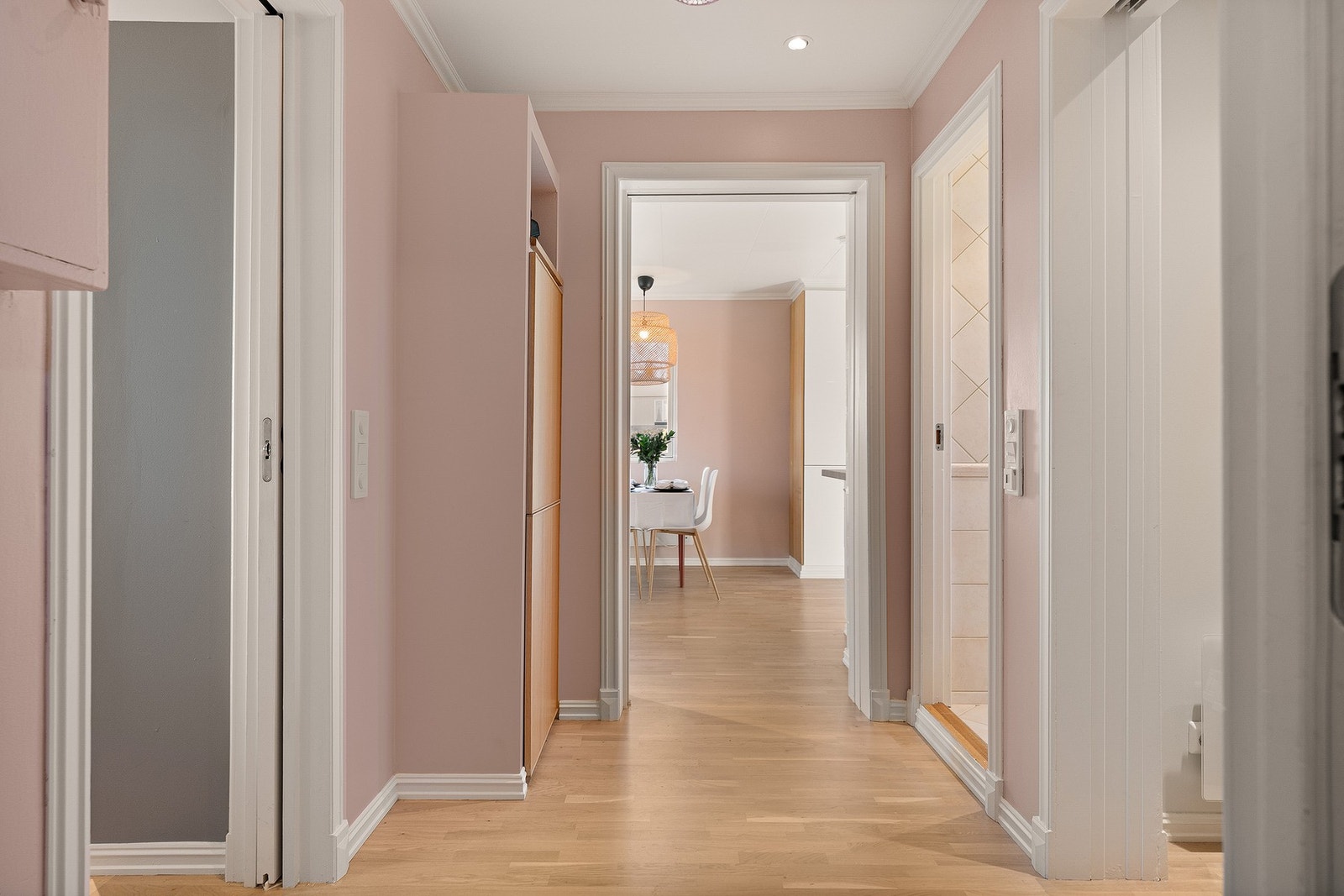 Lys og innbydende entré med praktisk skapløsning. Galleribilde