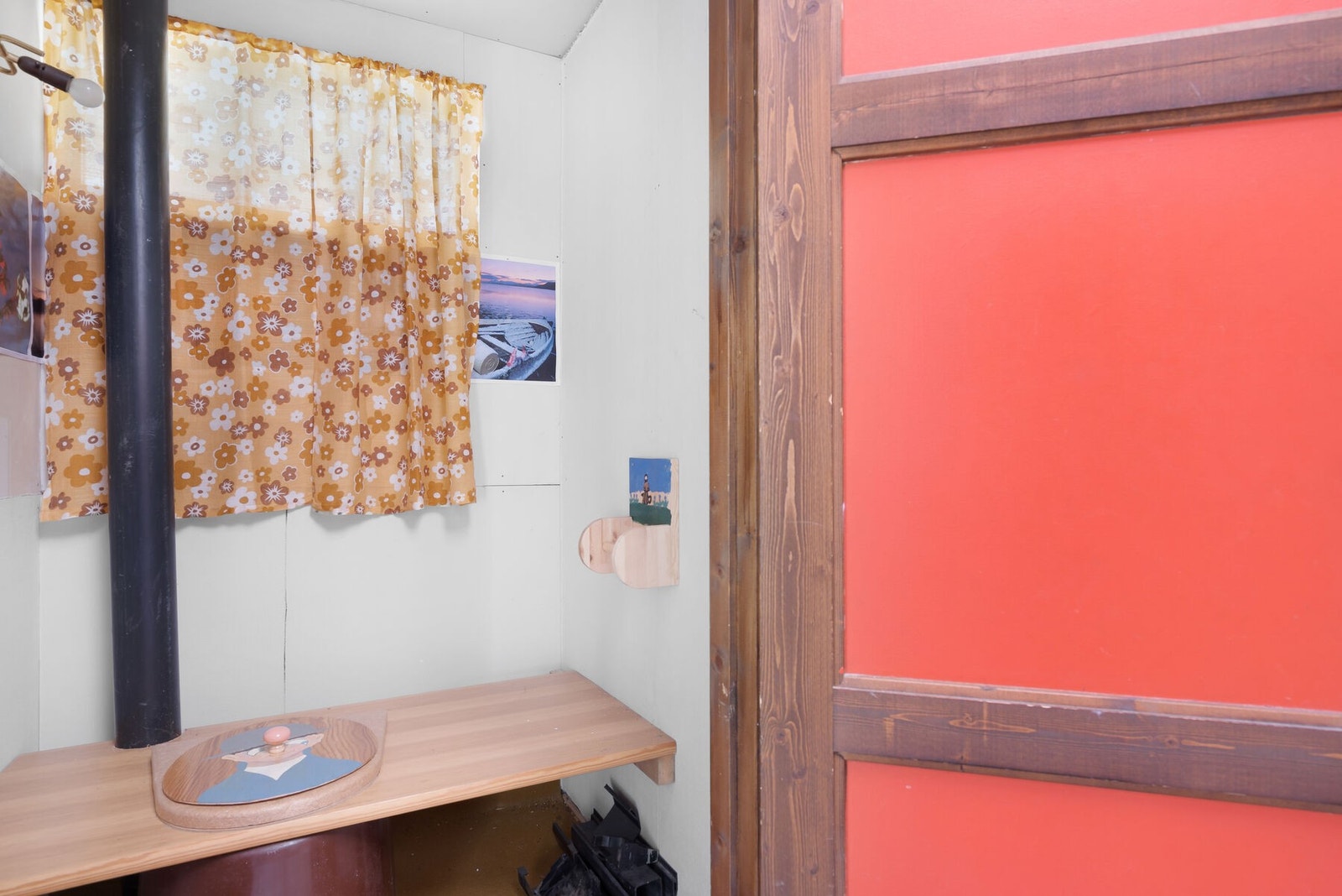 Toalett i uthus Galleribilde