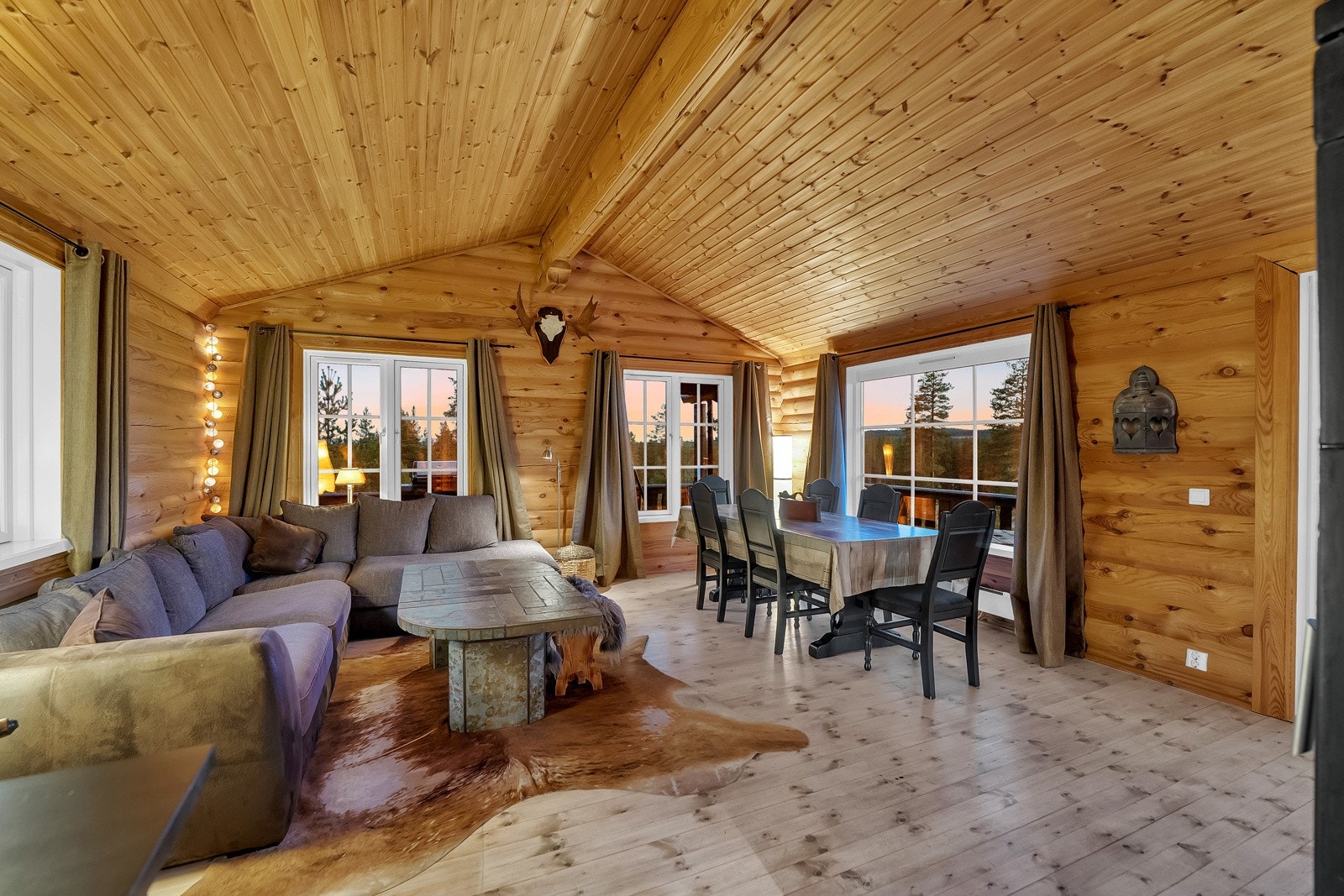 Koselig stue med god takhøyde og store vinduer som slipper inn rikelig med naturlig lys. Galleribilde