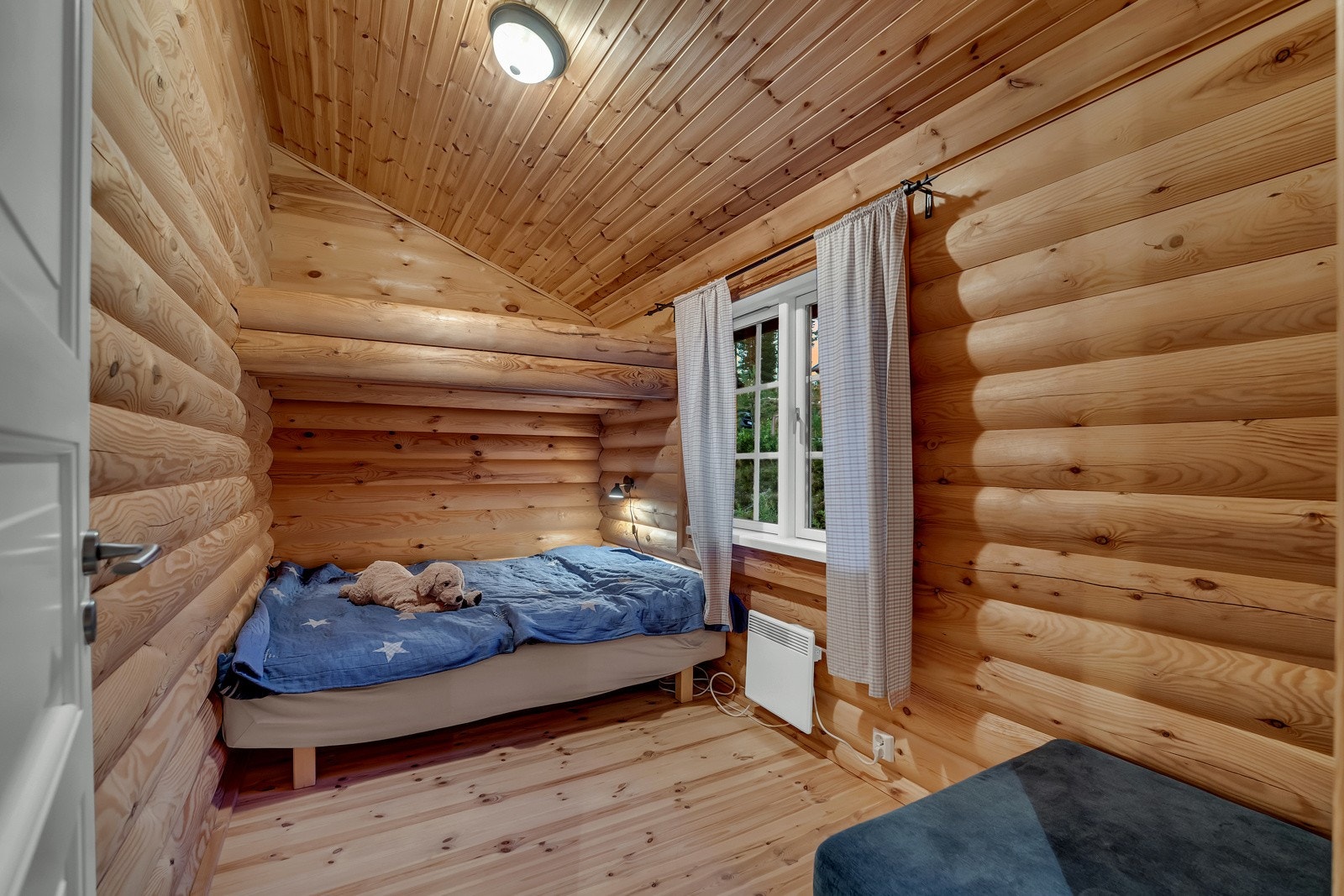 Soverom nr 2 har også god plass til skap eller kommode for oppbevaring dersom det ønskes. Galleribilde