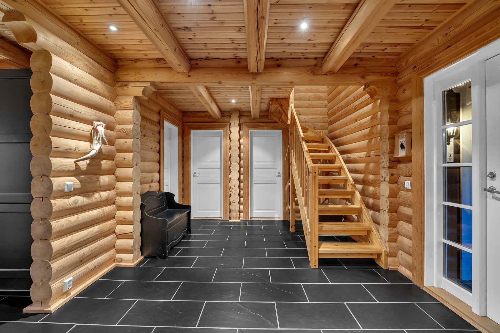 Her er det mulig å sette inn et skap for oppbevaring av yttertøy og diverse. Galleribilde