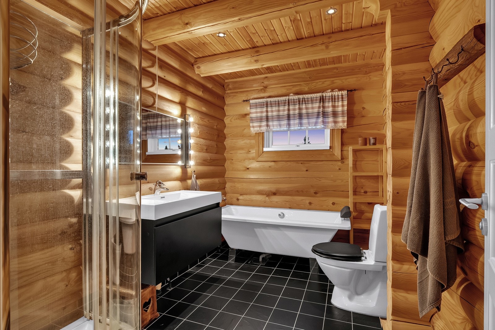 Romslig bad med dusj, badekar, toalett og servant. Galleribilde