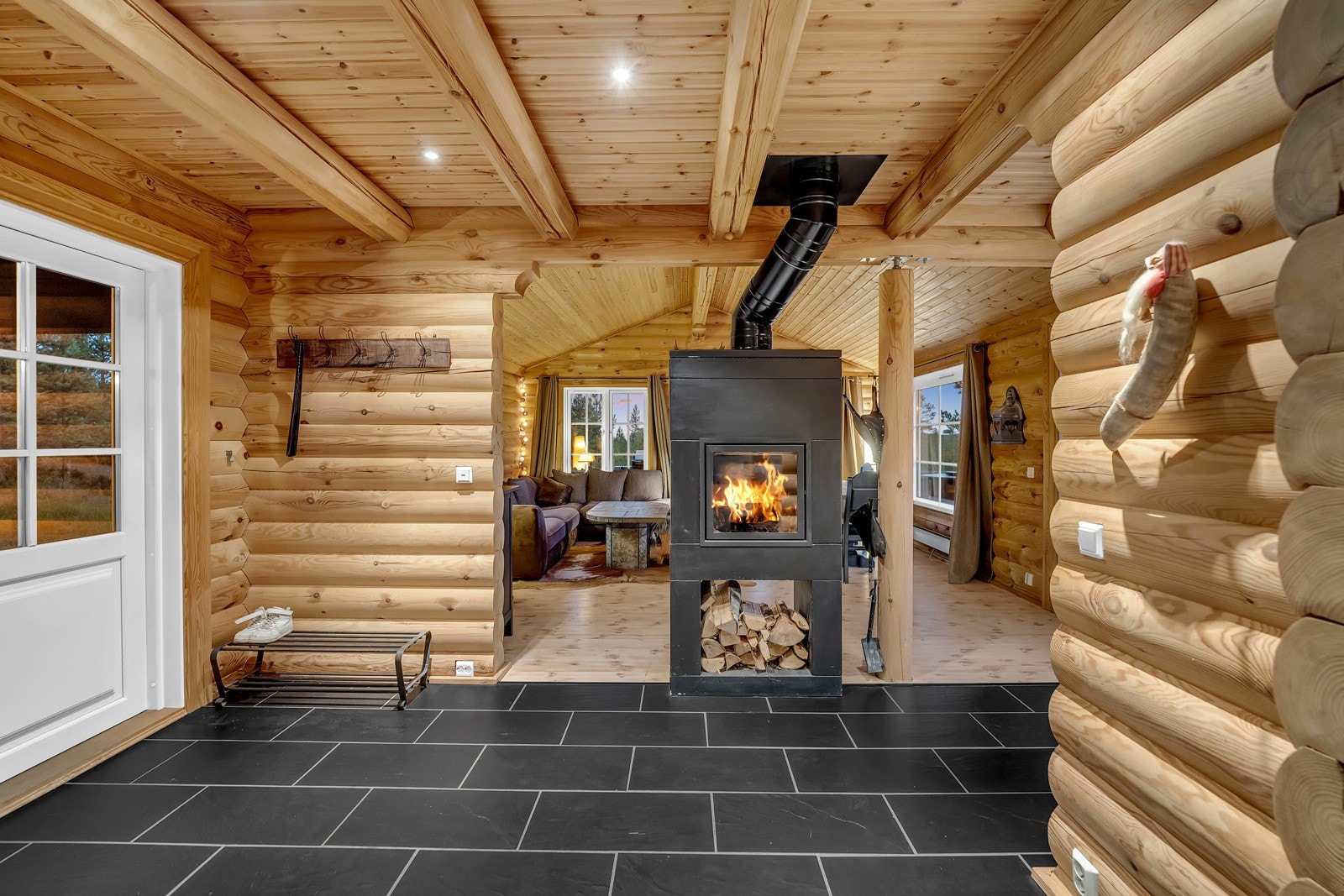 Stor og flott éntre med fliser på gulvet, praktisk å ha dersom du går mye på tur i all vær og vind. Galleribilde