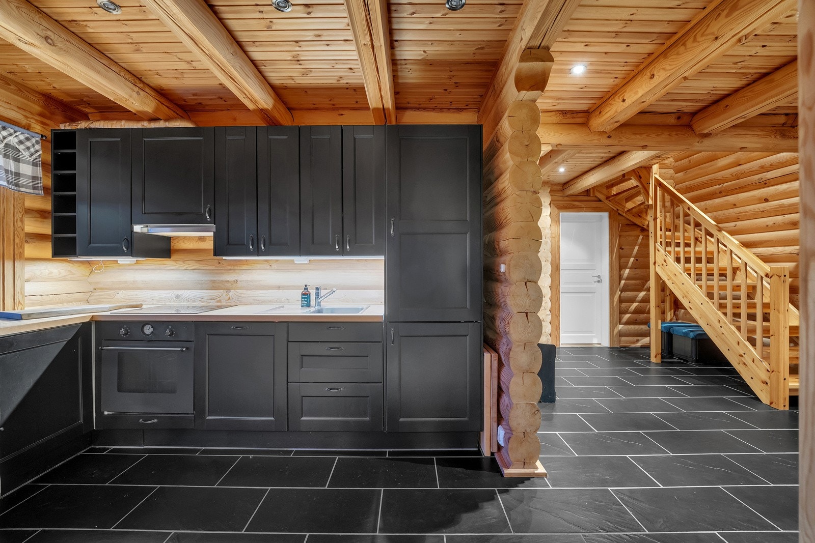 Stort og flott kjøkken i mørke toner med god plass til oppbevaring av mat og diverse kjøkkenutstyr. Galleribilde