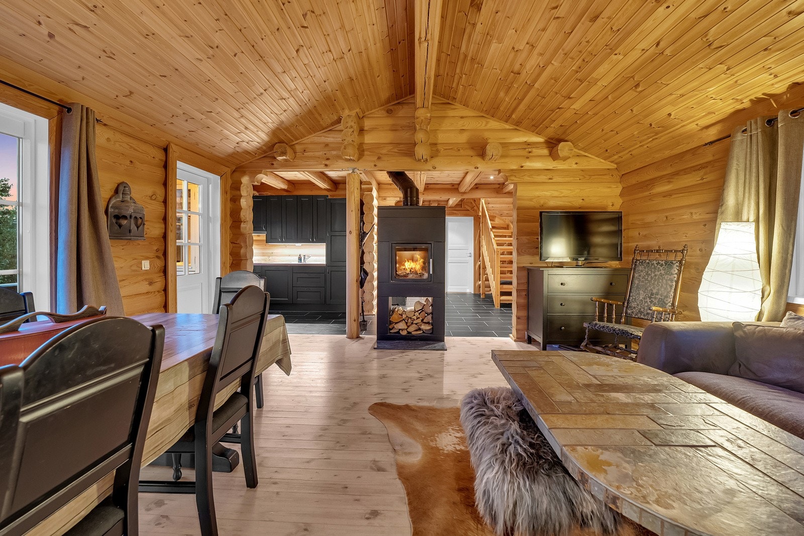 Et flott allrom for hele familien, her får man virkelig godfølelsen på hytta! Det er en stor og flott peis som holder hytta god og varm om vinteren. Galleribilde