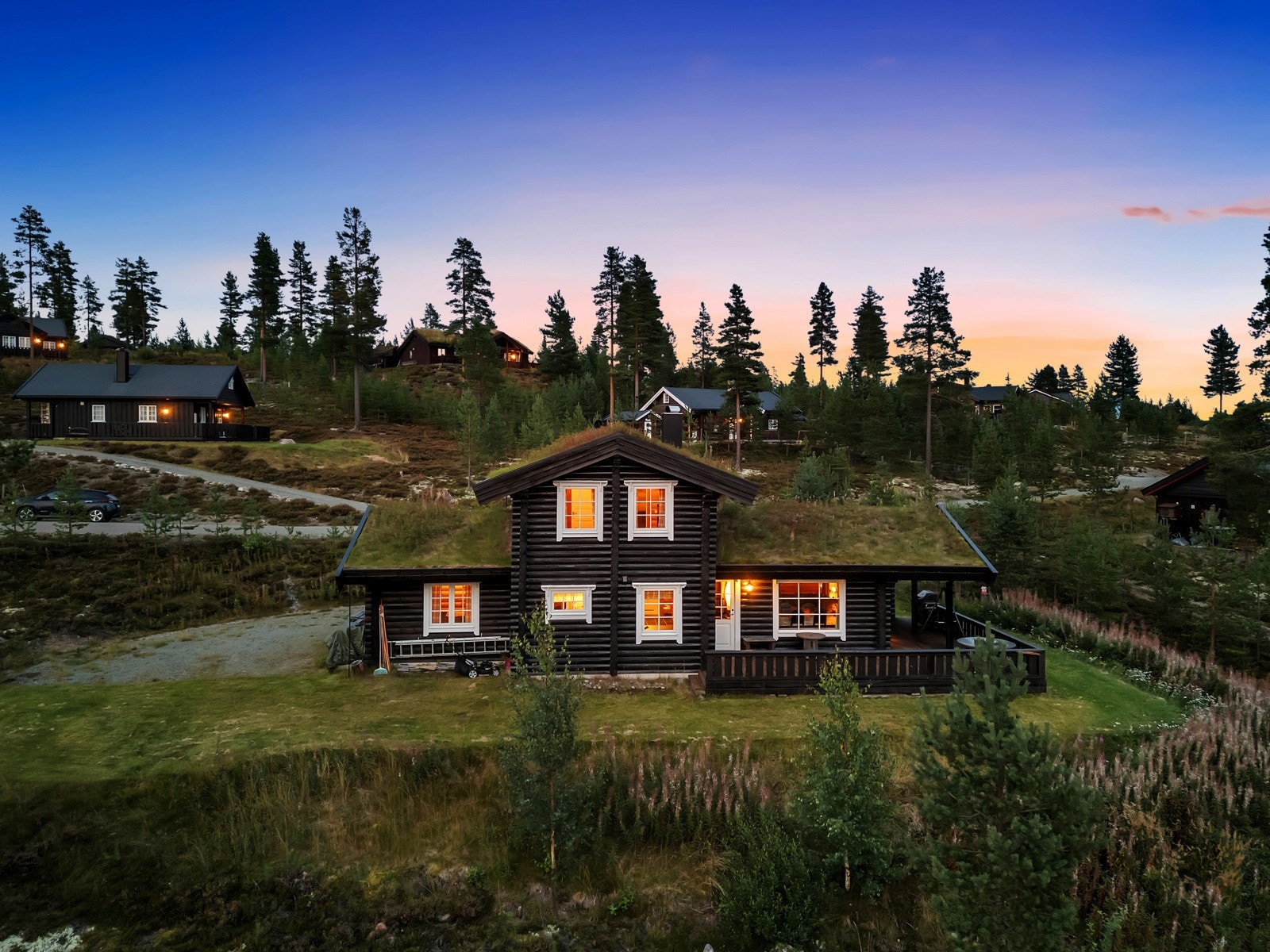 Raudkoieveien er en trivelig hytte som ligger i flotte naturskjønne omgivelser på Furutangen i Nordre Osen. Galleribilde