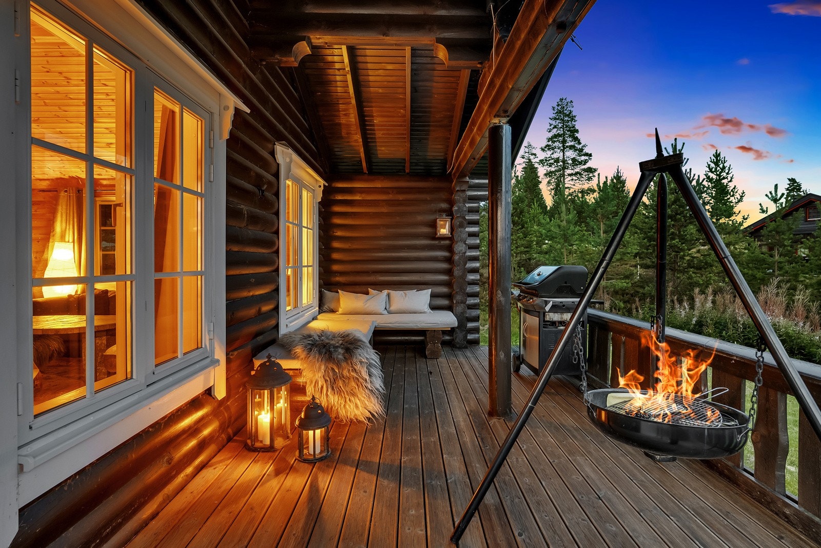 Det er en romslig veranda på hytta, her kan du nyte solnedgangen i fred og ro. Du ligger tett på naturen i idylliske omgivelser. Galleribilde