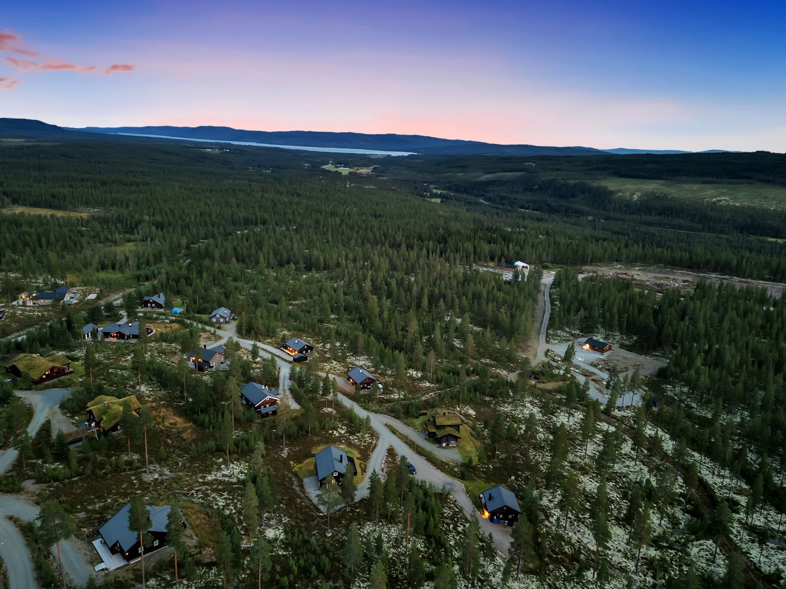 Her ligger du omtrent midt i mellom Trysil og Rena. Furutangen ligger lunt og litt høyt i terrenget med flott utsikt over Osensjøen i sør og vidstrakte åser og fjell i vest. Galleribilde