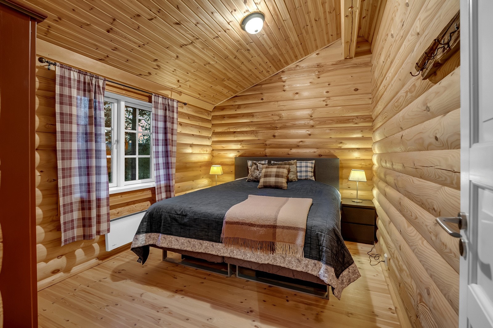 Hovedsoverommet har plass til dobbeltseng og skap for oppbevaring av klær. Galleribilde