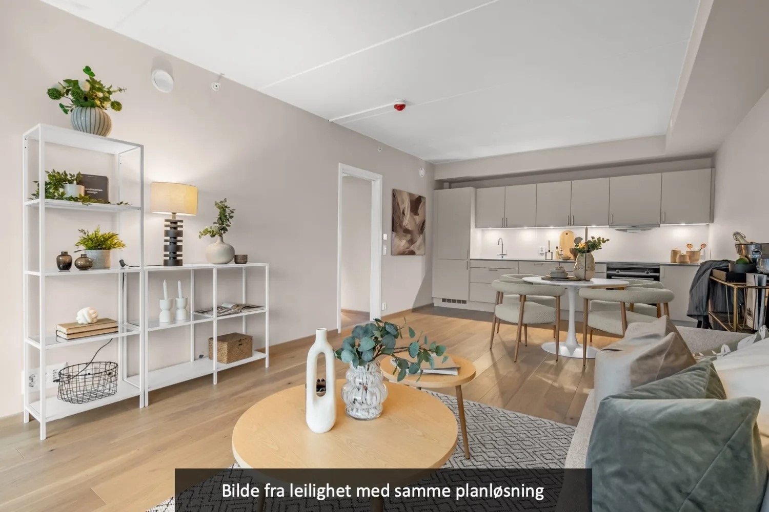 Det er åpen løsning mellom stuen og kjøkkenet. Galleribilde