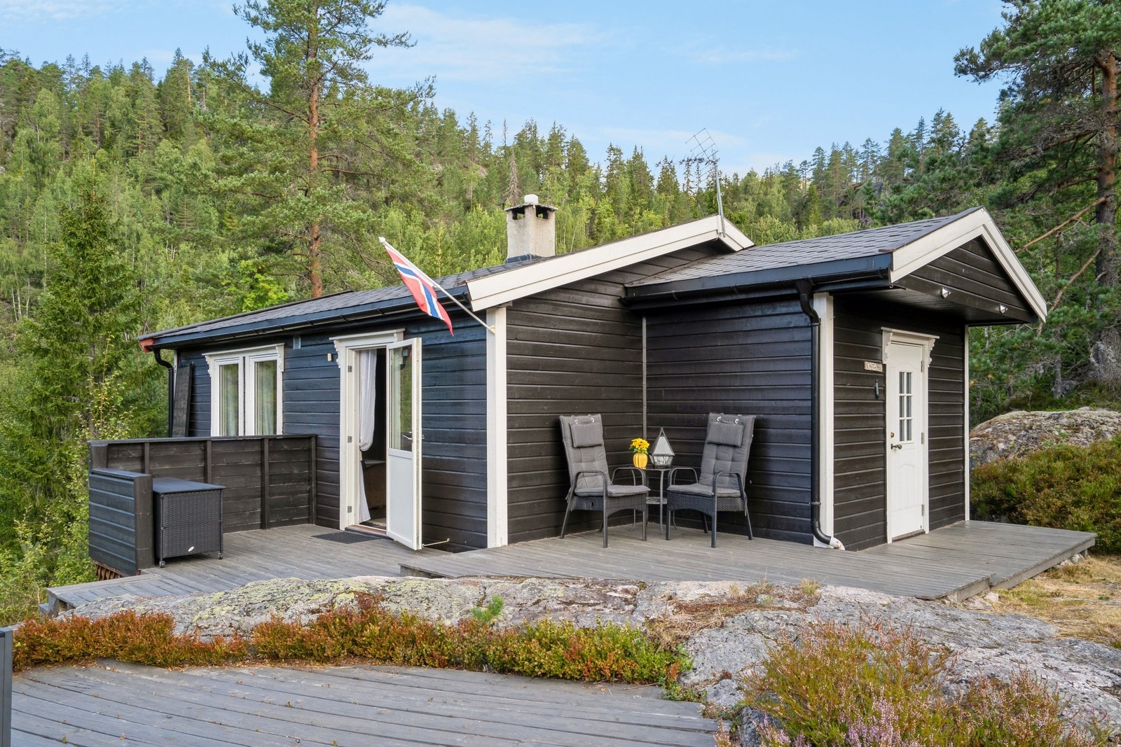 Stilfull, sortmalt hytte med lune uteplasser- perfekt for rolige dager Galleribilde