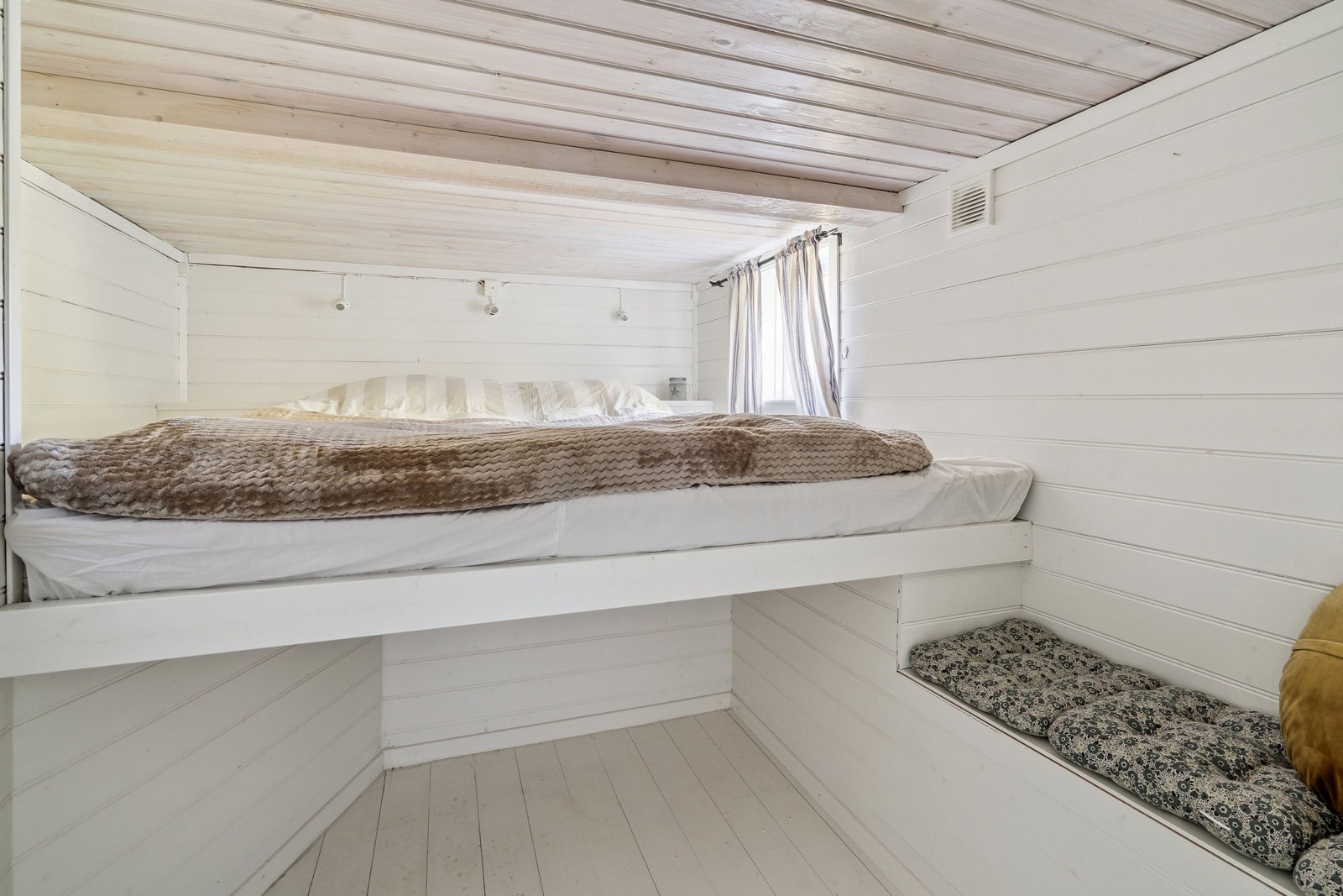 Praktisk ekstra sengeplass i underetasje. God plassutnyttelse Galleribilde