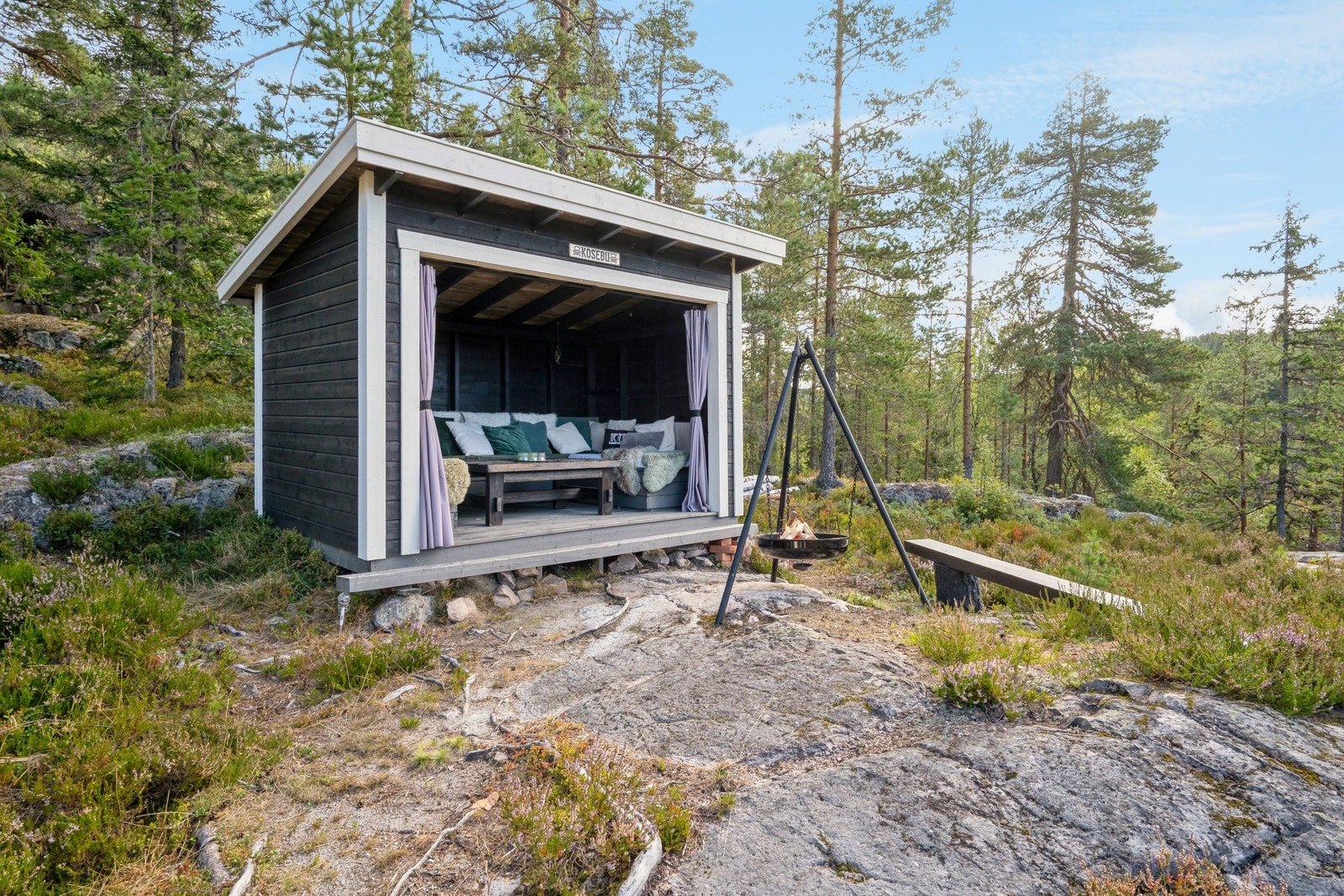 Gapahuk med god sitteplass- perfekt for en sosial kveld foran bålet Galleribilde