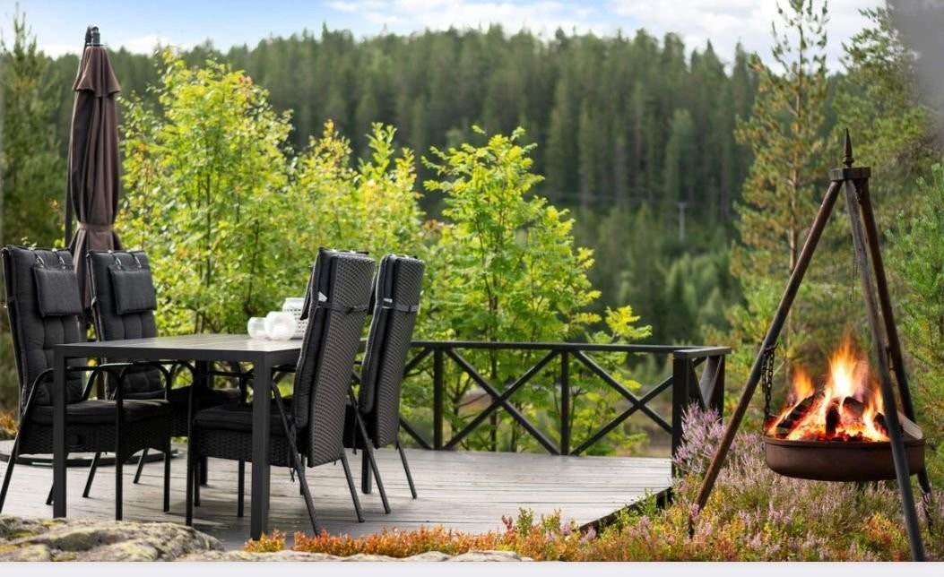 Kveldskos på terrassen - nyt lange sommerkvelder med bålpanne og utsikt over naturen Galleribilde