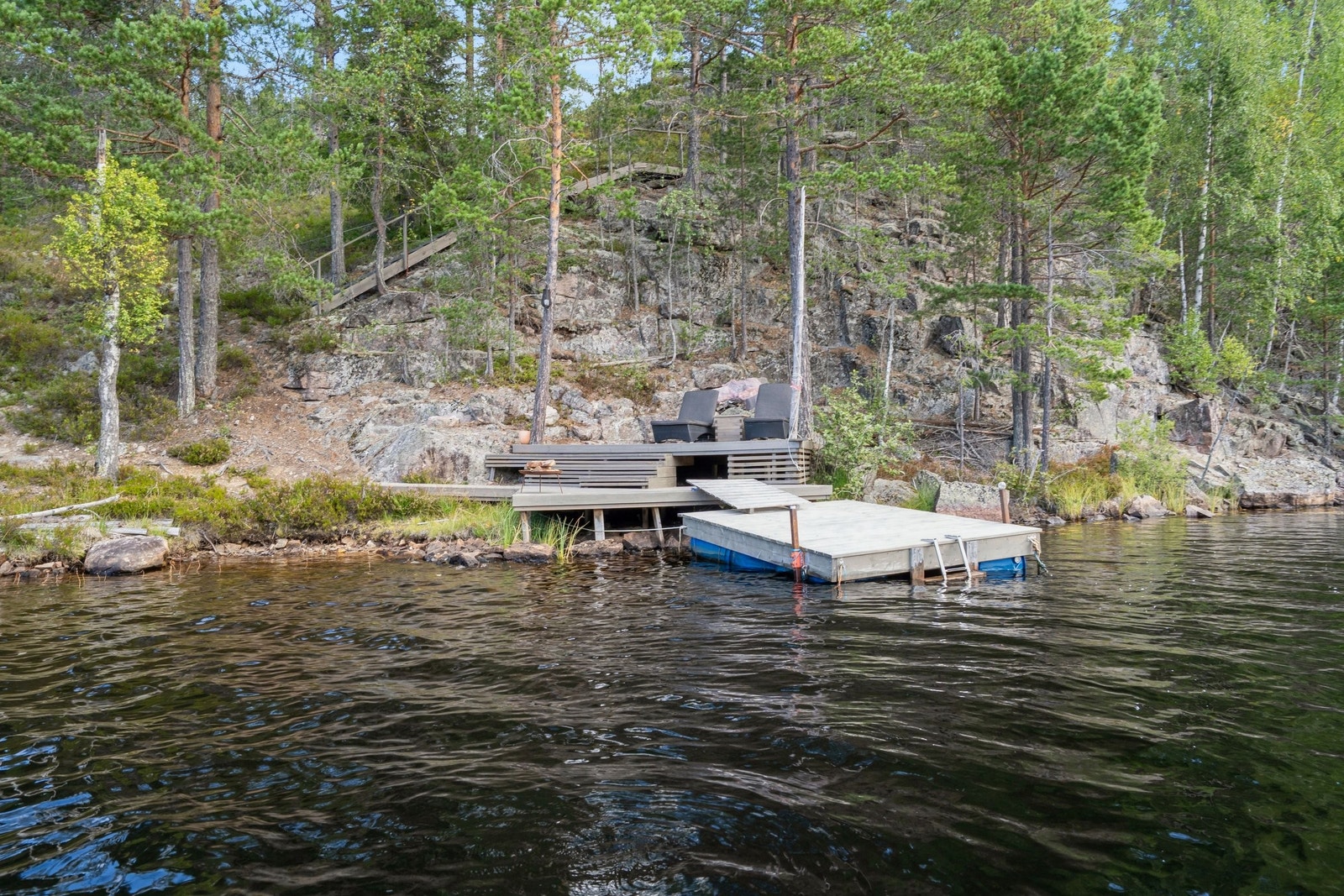Privat brygge med solplass for late dager ved vannet Galleribilde