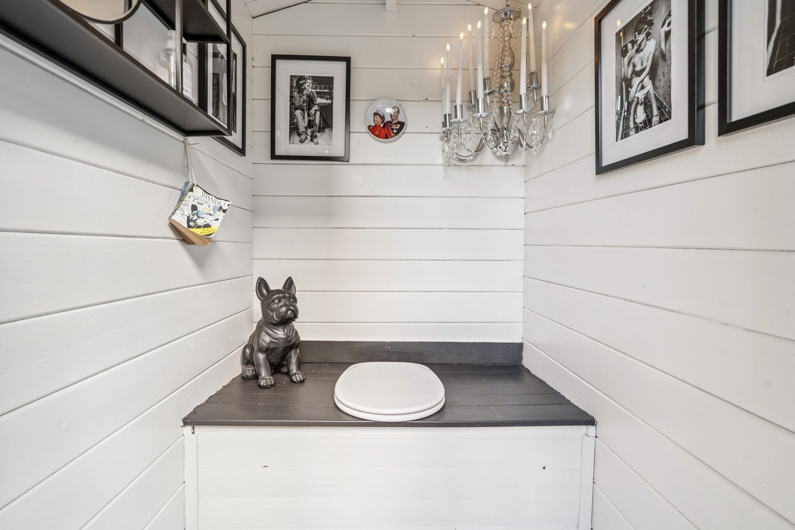 Norges kuleste utedo med prismekrone og vakthund Galleribilde