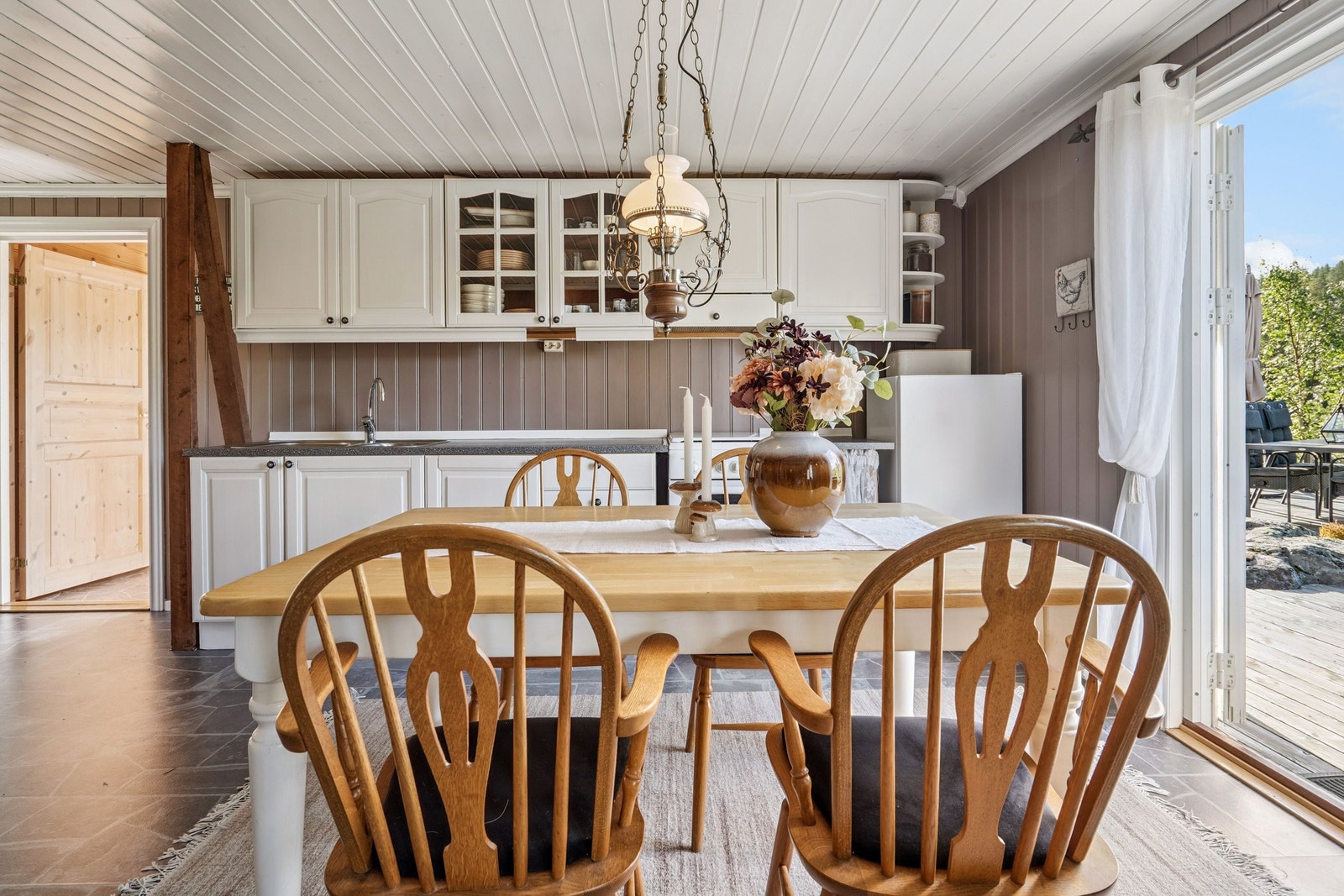 Åpen løsning mellom kjøkken og stue- ideelt for sosiale måltider Galleribilde